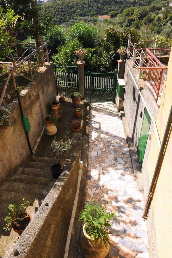 Апартаменты Casa Di Erika Варацце Экстерьер фото